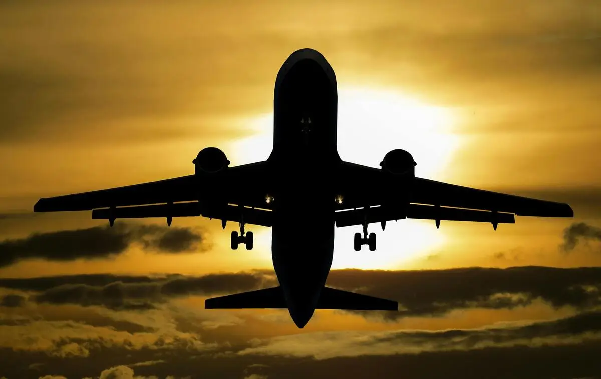 O que são milhas aéreas. avião decolando