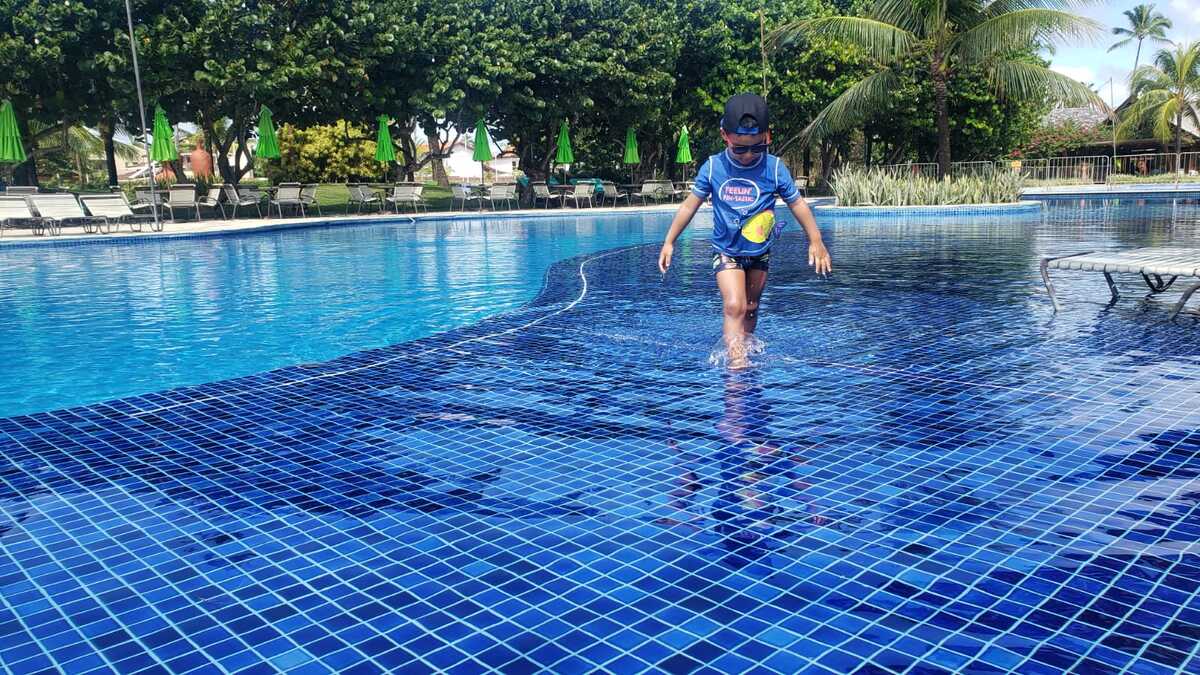 Melhores resorts para crianças no nordeste, foto de criança na piscina do Vivá Porto de Galinhas