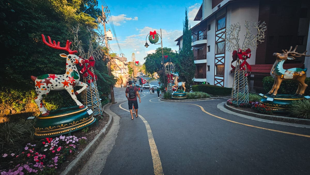gramado com crianças, rua torta enfeitada para o natal luz