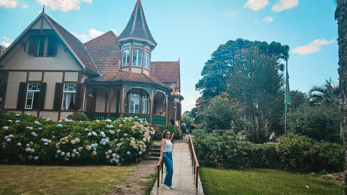 Gramado com crianças. Jardim do castelinho caracol