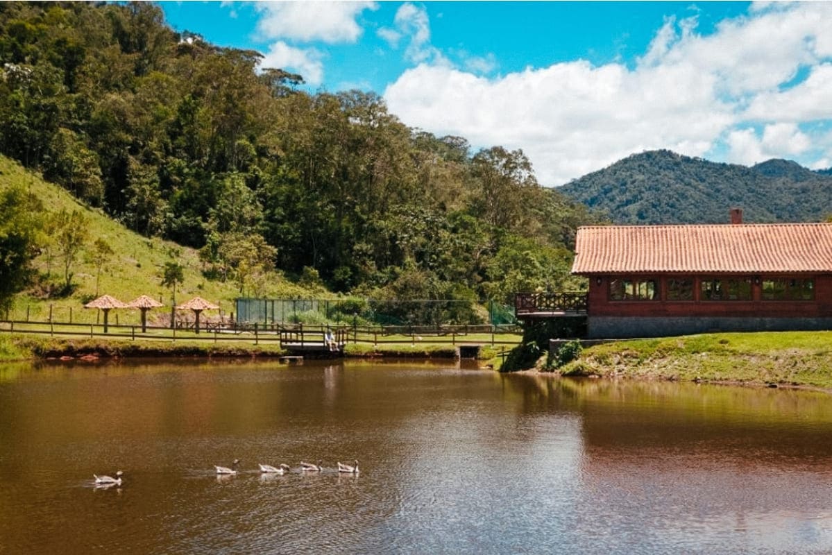 Melhores hotéis fazenda no RJ. Lago no hotel fazenda Suíça Le Canton.