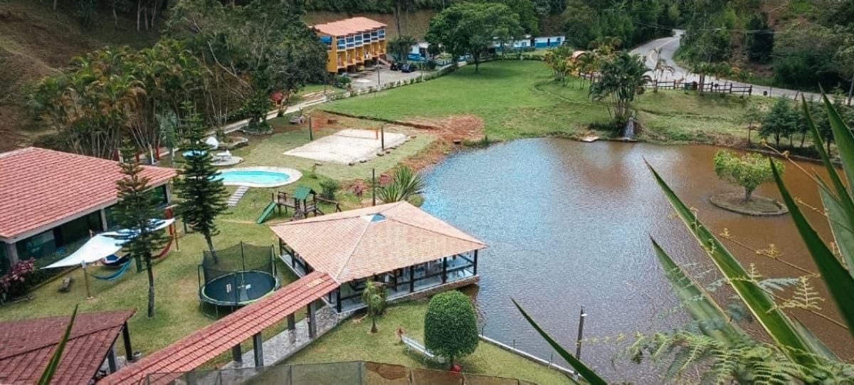 Melhores hotéis fazendo no RJ. Lago no hotel fazenda Bonanza.