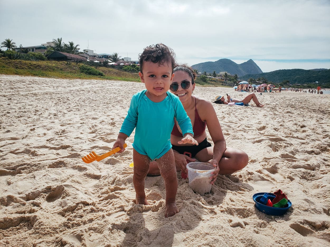 O que levar para praia com criança: checklist para não esquecer nada