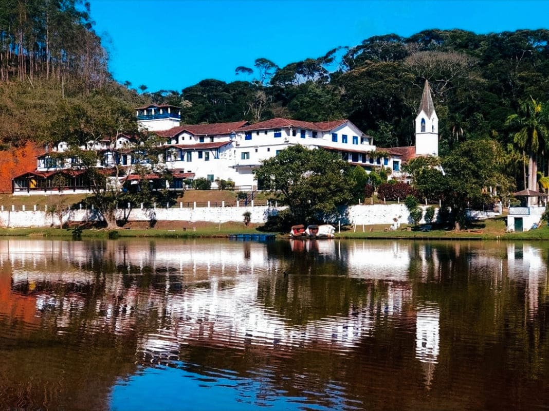Melhores hotéis fazenda no RJ. Fachada do hotel fazenda Santa Barbara.