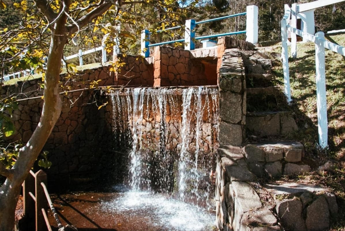 Melhores hotéis fazenda no RJ. Cachoeira no hotel fazenda Santa Barbara.